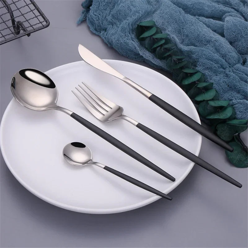 Juego de cubiertos de acero inoxidable con tenedor, cuchara, cuchillo y palillos