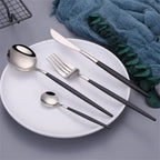 Juego de cubiertos de acero inoxidable con tenedor, cuchara, cuchillo y palillos