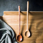 Cuchara de servir de madera con mango largo