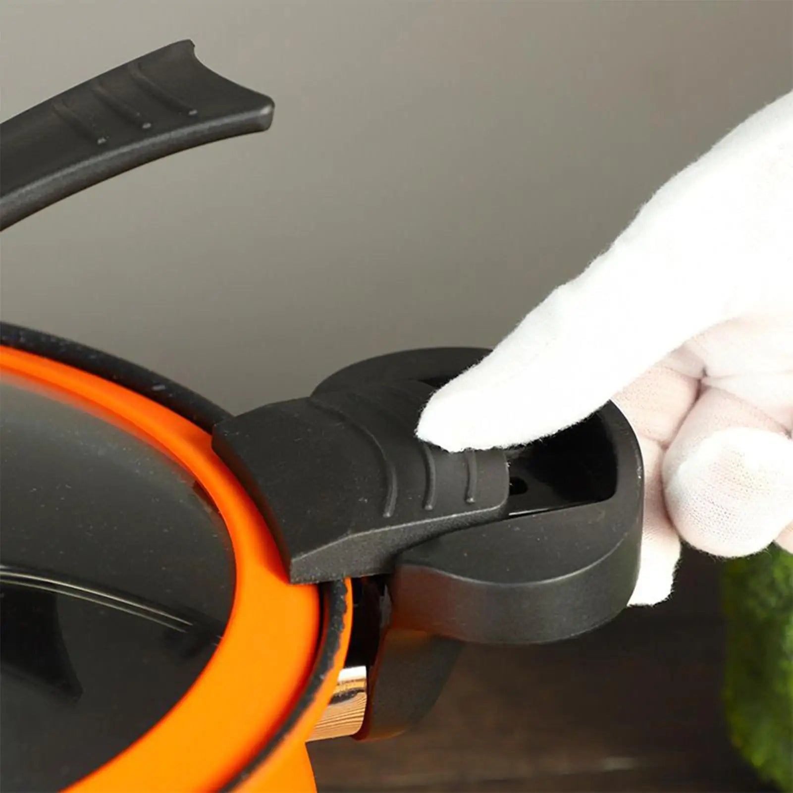 Cast Iron Cooking Pot with Lid for Gas and Induction Stoves