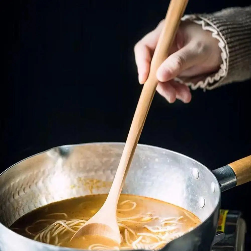 Cuchara de servir de madera con mango largo