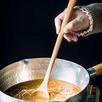 Cuchara de servir de madera con mango largo